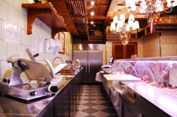 Внутри магазина 2 Внутри магазина 2